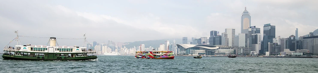 香港维港上空出现不明飞行物 盘旋约十分钟后消失!!