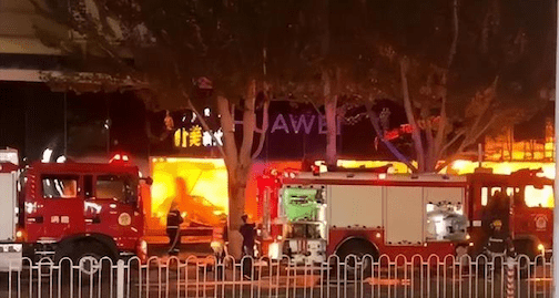 新能源车为何频频起火 新能源电动车突然起火烧成这样！