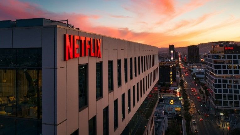 NFLX 股票展望：Netflix 因英国订阅量增加而飙升。八月底会带来什么？