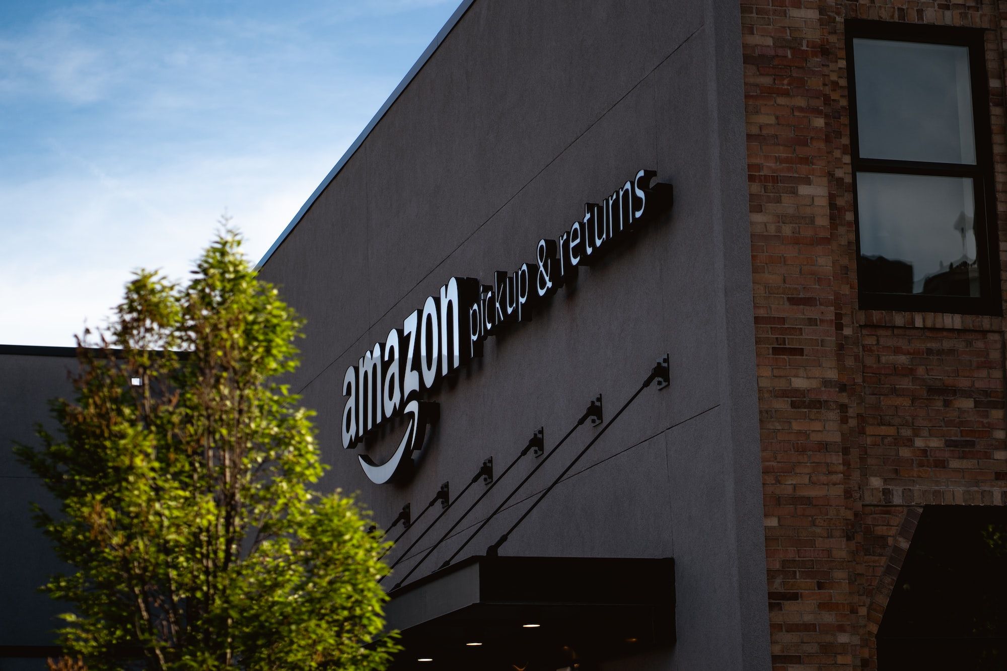 AMZN：年底股价强于标准普尔 500 指数
