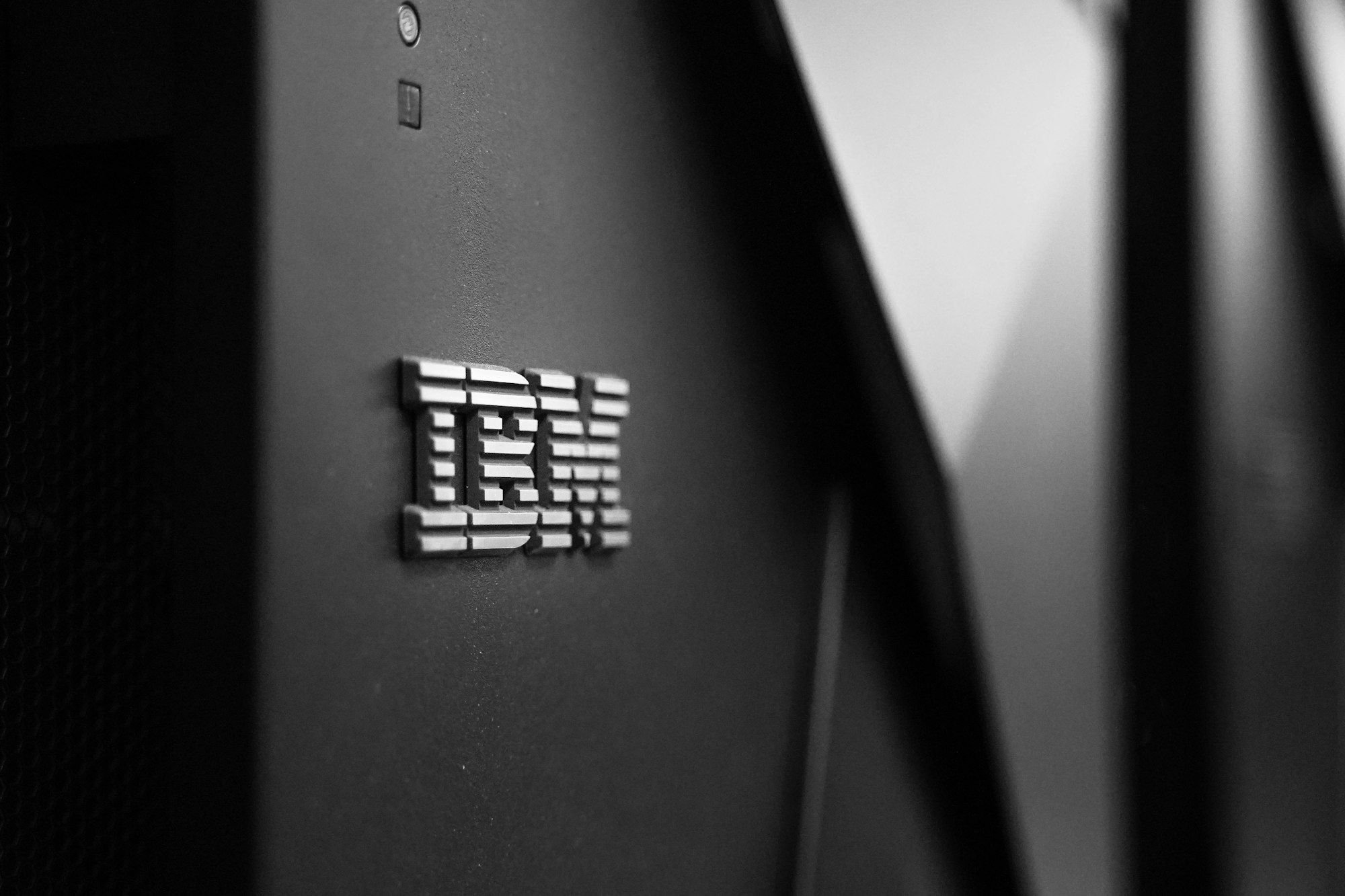 IBM股价飙升近10%