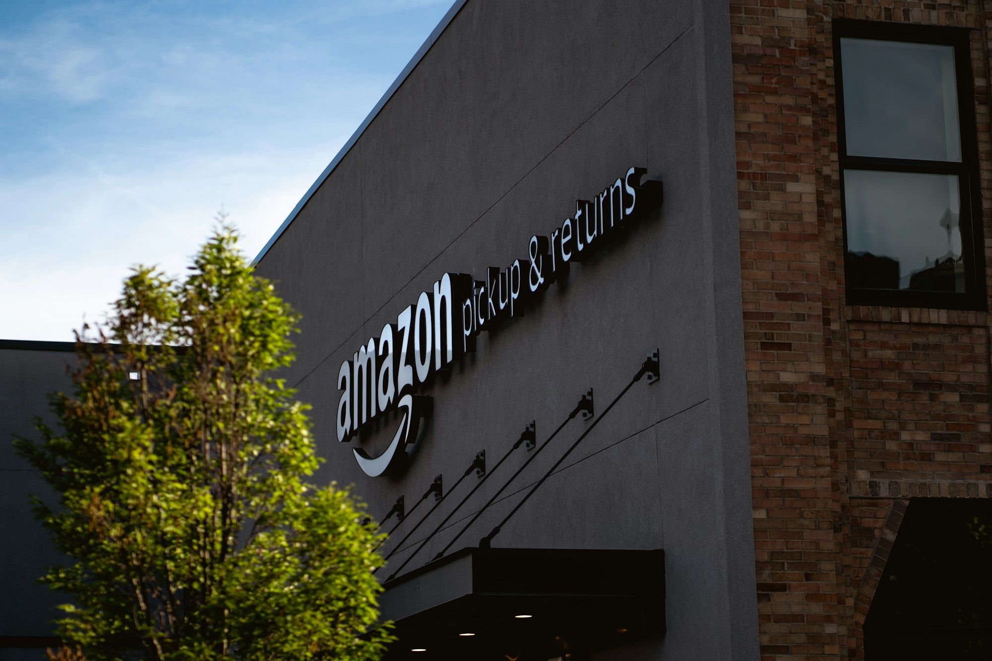 报告发布后，AMZN 股价上涨近 8%