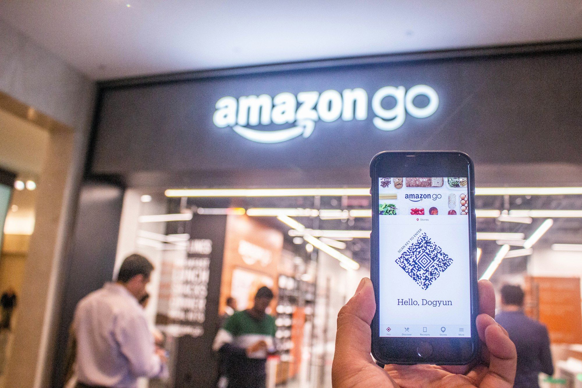 纳入道琼斯指数后 AMZN 股价创 25 个月新高