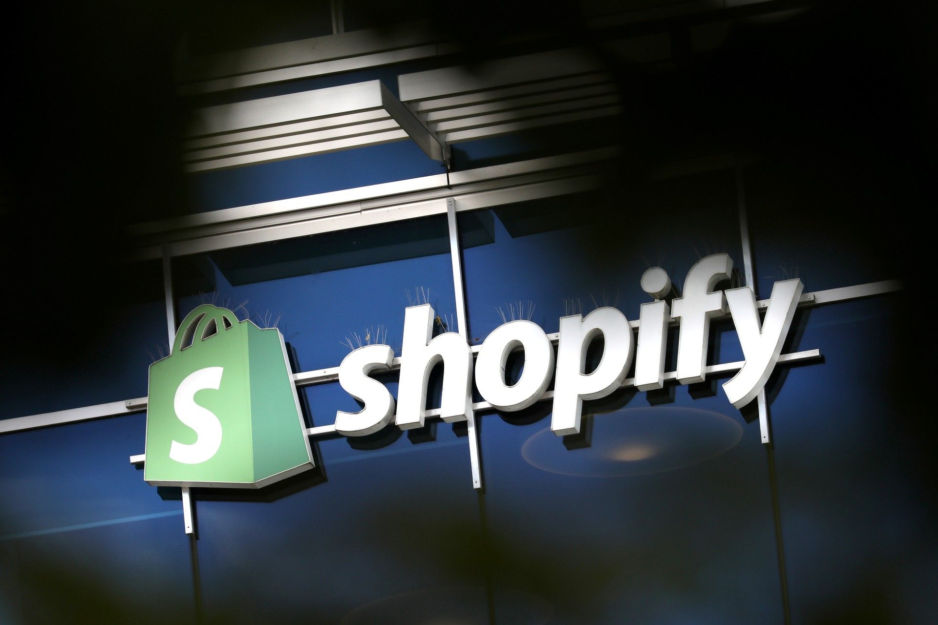 Shopify (SHOP) 股价在大幅上涨后回落