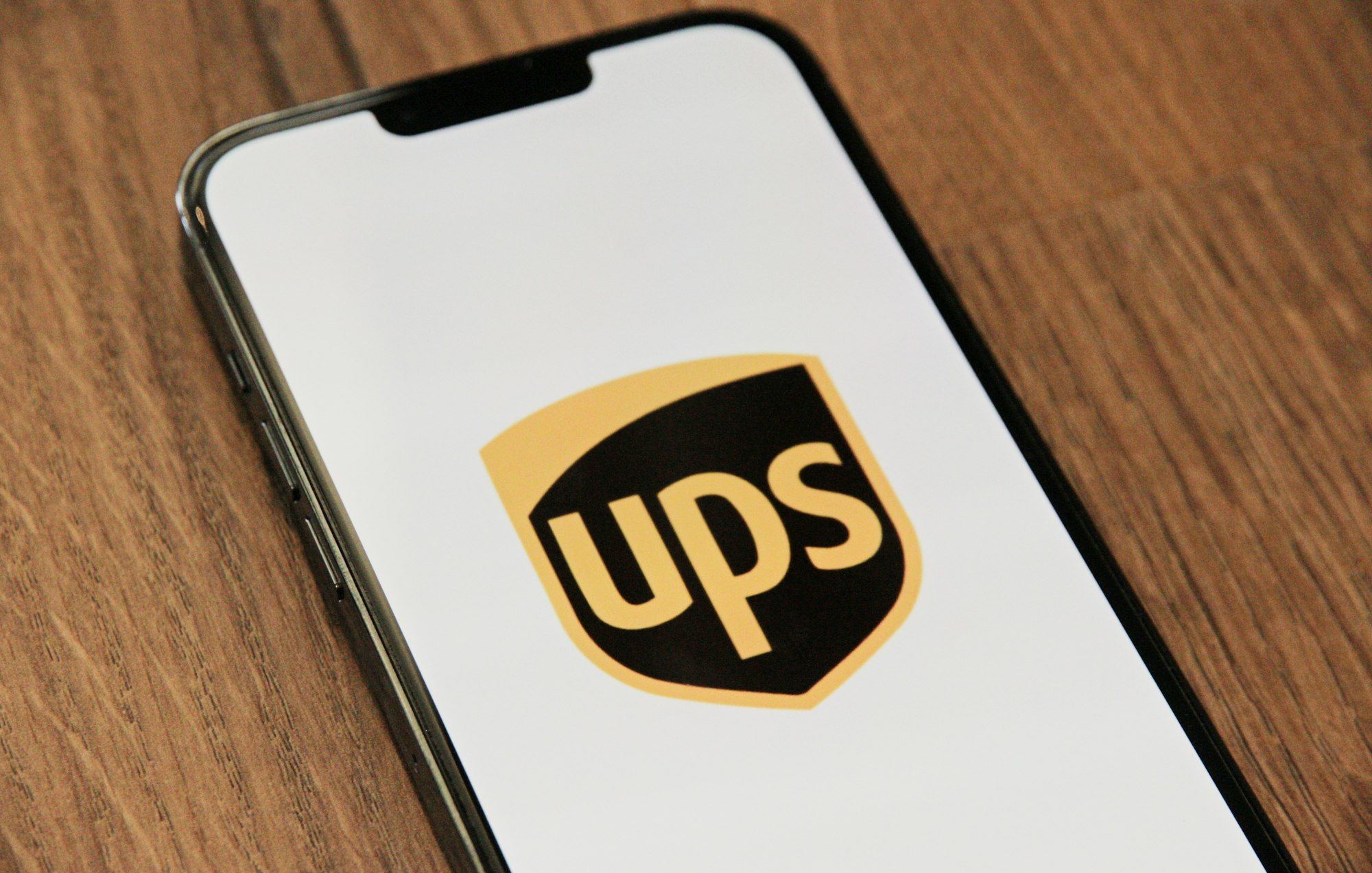 UPS 股价跌至 4.5 年来最低点