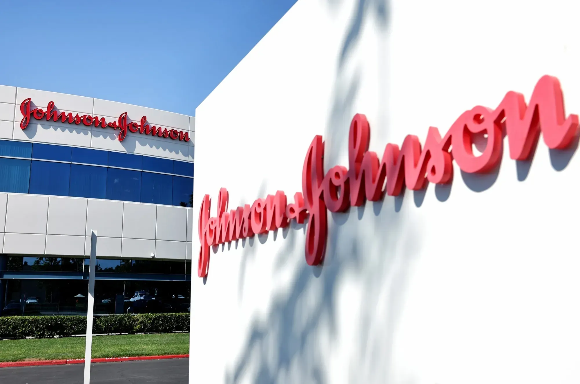 强生公司 (JNJ) 股价下跌超过 7%